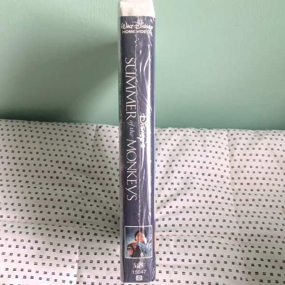 Sealed VHS Tape Disneys Summer of the Monkeys - Picture 3 of 4